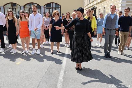 Kamnik danes v znamenju maturantske četvorke, v kateri je zaplesalo preko 200 maturantk in maturantov (112)